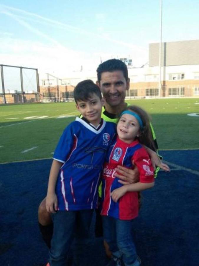 Aficionados hondureños y sus fotos con las leyendas de la Selección Nacional en Nueva Jersey