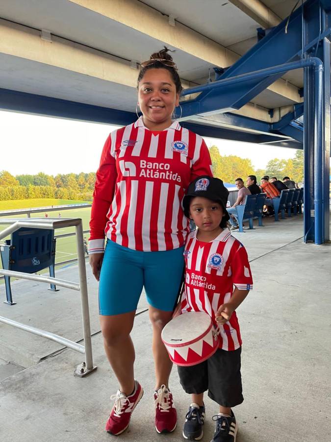 Bellas aficionadas de Olimpia en Virginia Beach, locura de la Ultra Fiel y los curiosos salvadoreños en amistoso “Merengue” ante Águila