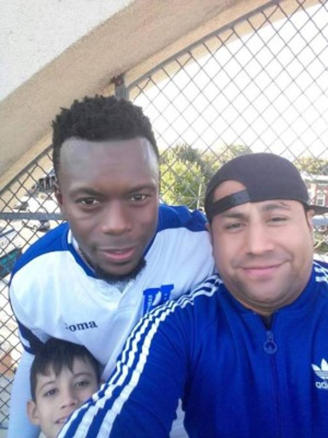 Aficionados hondureños y sus fotos con las leyendas de la Selección Nacional en Nueva Jersey