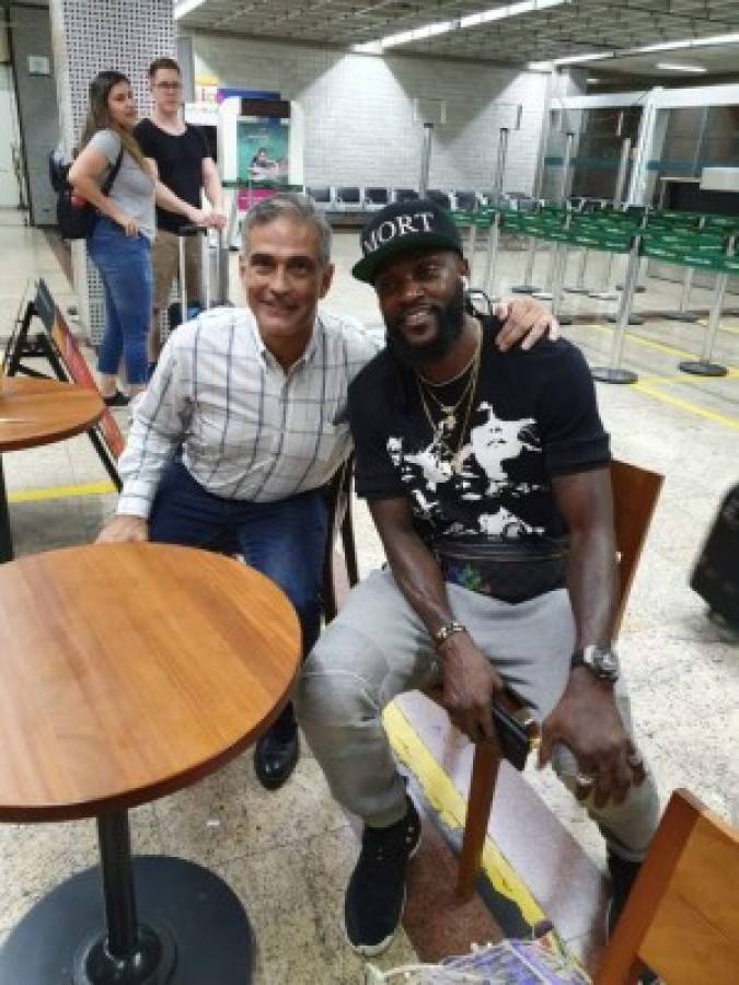 Adebayor llega a Paraguay para ser presentado por Olimpia y desborda locura