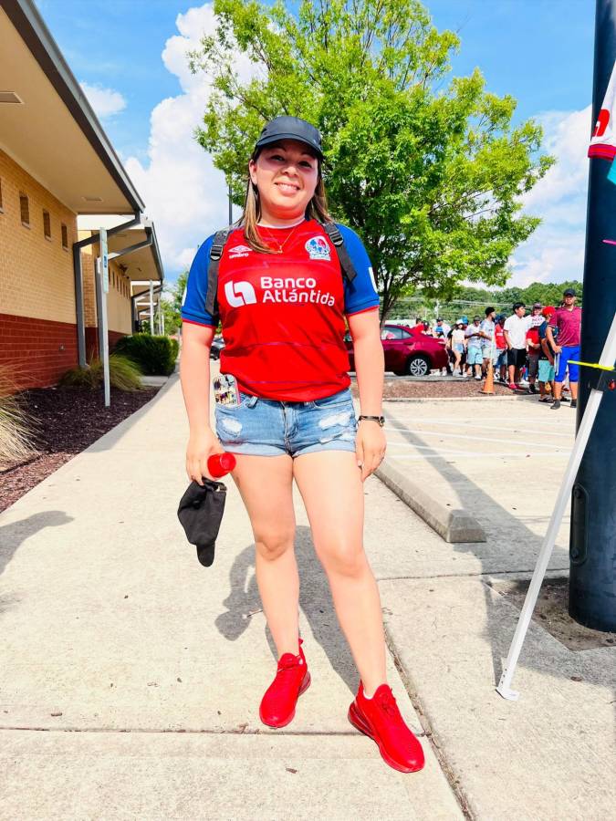 Belleza hondureña invade el Memorial Stadium de Durham para presenciar el amistoso Olimpia vs Comunicaciones