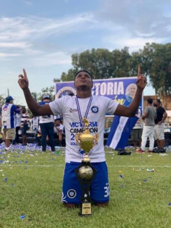 Las otras fotos que no has visto de la celebración del Victoria: 'Chato' Padilla sorprendido por su familia