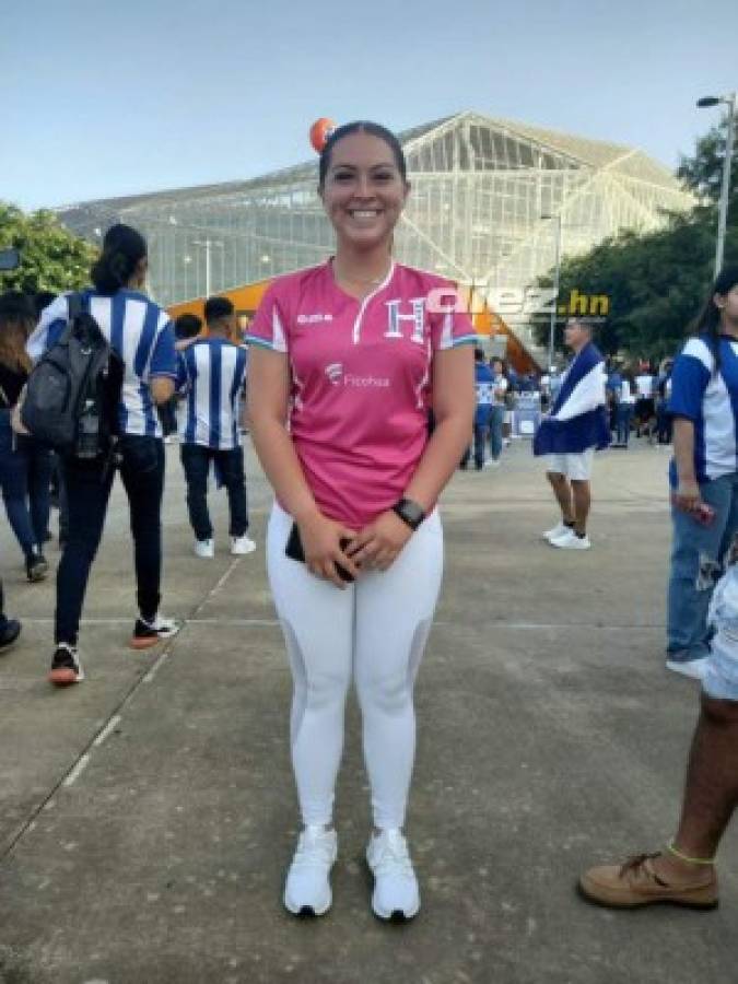 Honduras está bien arropado ante Panamá; la afición y belleza hondureña presente en el BBVA Compass de Houston