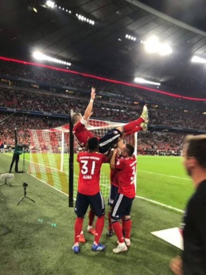 ¡ETERNO! La emotiva despedida del Bayern Munich a Bastian Schweinsteiger en el Allianz Arena