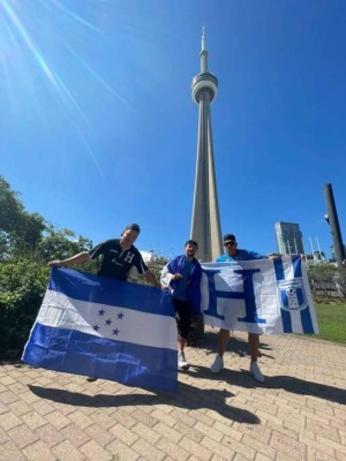Un esposo canadiense y varias familias catrachas arribaron a Toronto para apoyar a Honduras