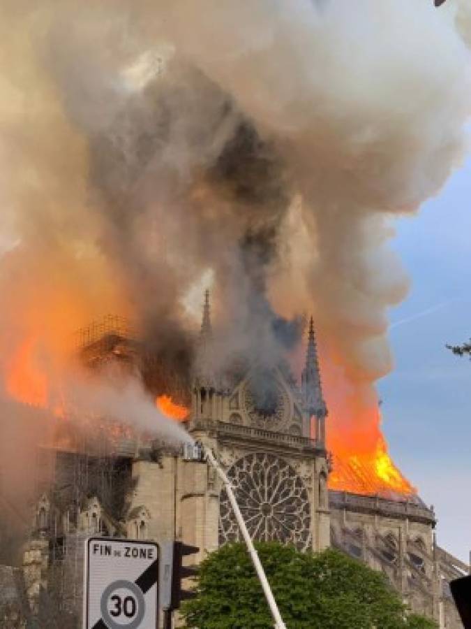 Tristes imágenes: Así agarró fuego la reconocida catedral de Notre Dame en París