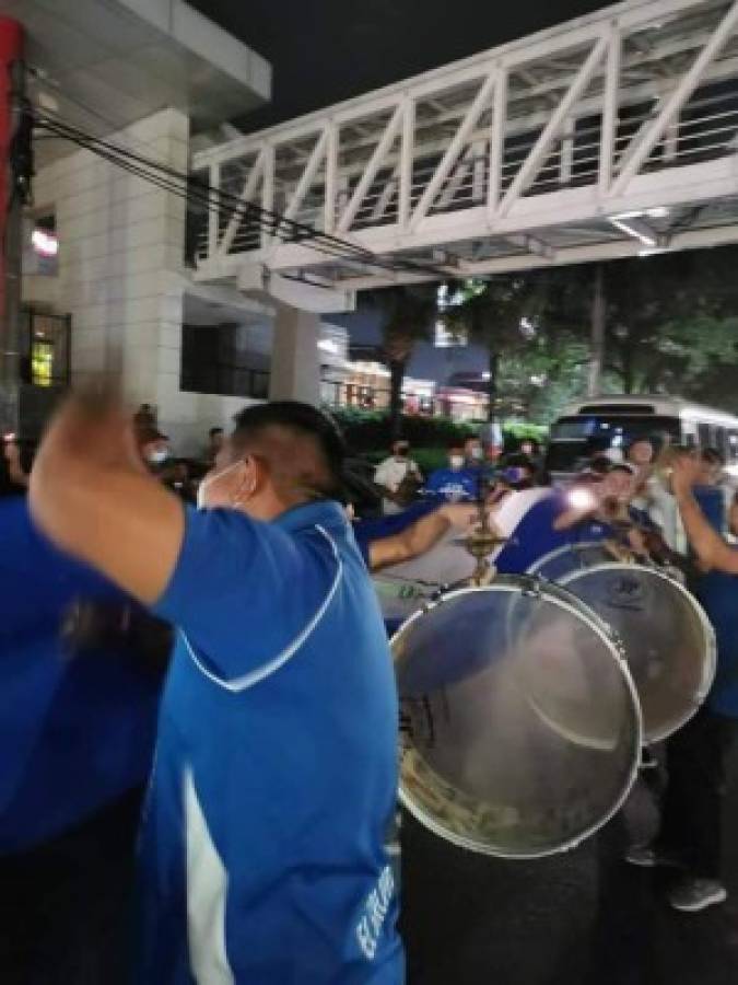 Esto es Concacaf: Salvadoreños le llevan 'serenata' a la selección de México y los insultan