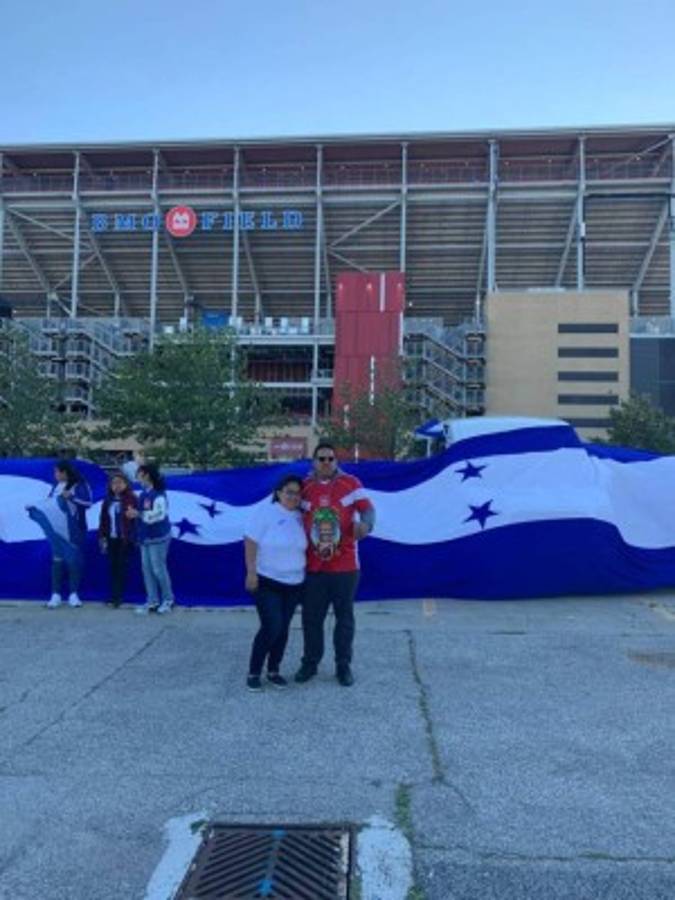 Un esposo canadiense y varias familias catrachas arribaron a Toronto para apoyar a Honduras