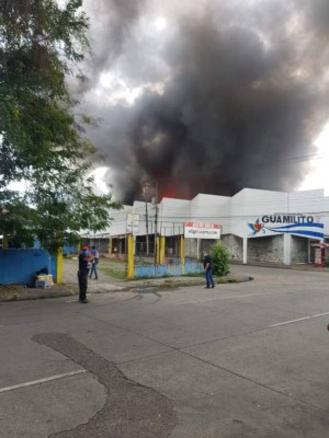 Primeras imágenes del brutal incendio en el mercado Guamilito de San Pedro Sula