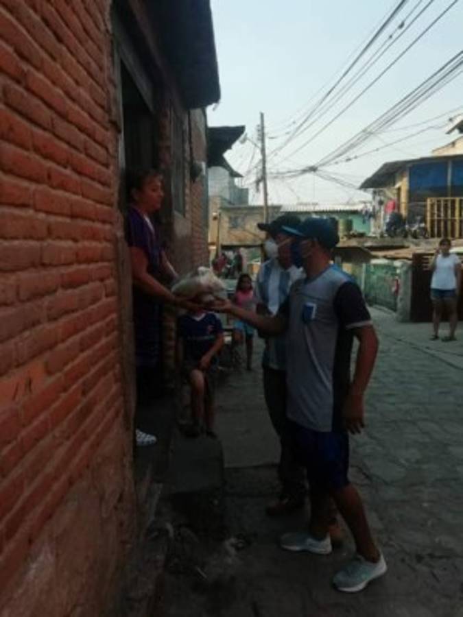 Lección de vida: Jugador hondureño de Liga de Ascenso regala comida en crisis del coronavirus