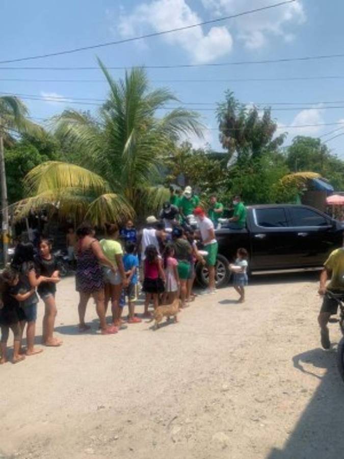 Volpi y Espíndola reparten comida a los más necesitados en medio del coronavirus