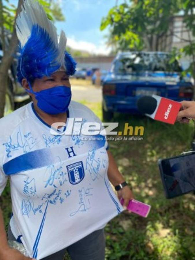 Las bellas chicas vaqueras, el prócer y el busito de la aventura en la previa del El Salvador vs Honduras