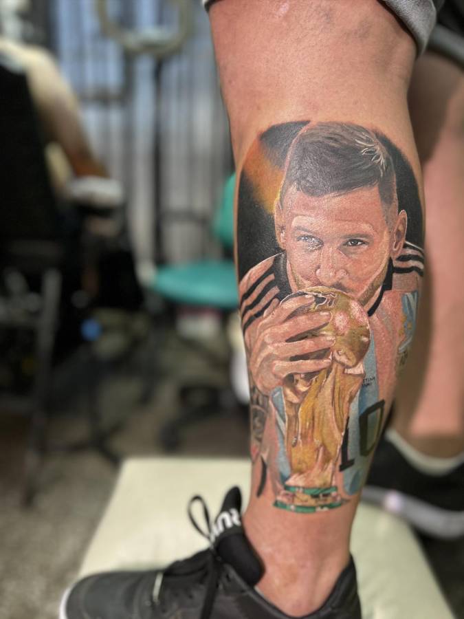 Tremenda locura: los increíbles tatuajes sobre Messi luego de ganar con Argentina el Mundial de Qatar y el ‘‘qué mirás, bobo’’
