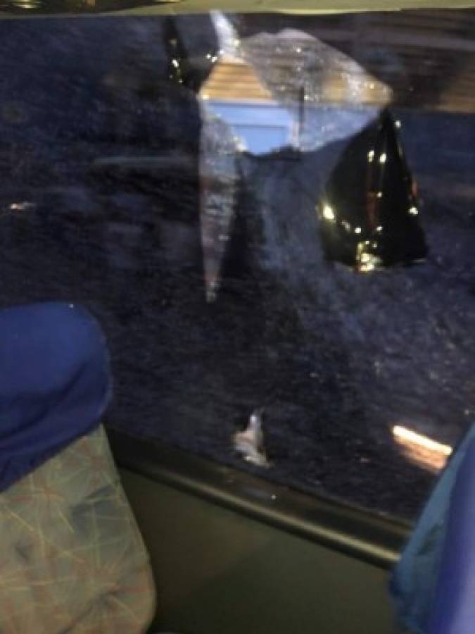 ¡Repudiable! Las imágenes del ataque del autobús del Motagua por aficionados de Olimpia