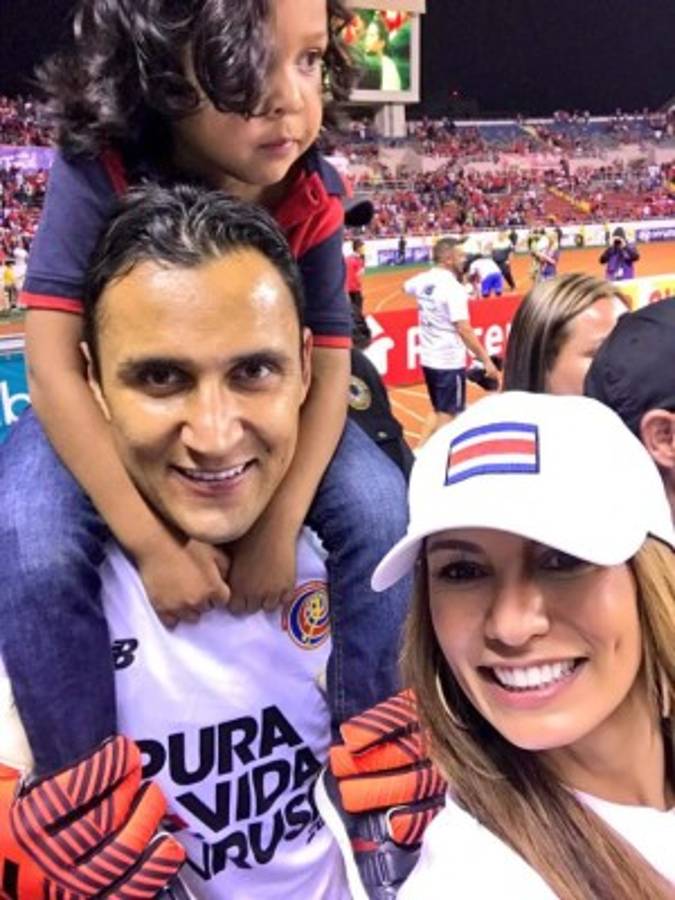 El emotivo festejo de jugadores de Costa Rica y la belleza de Andrea Salas
