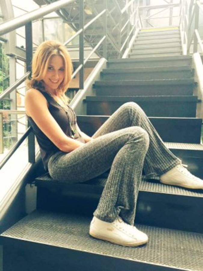 Así es Alina Moine, la periodista que se levantó el vestido en pleno programa