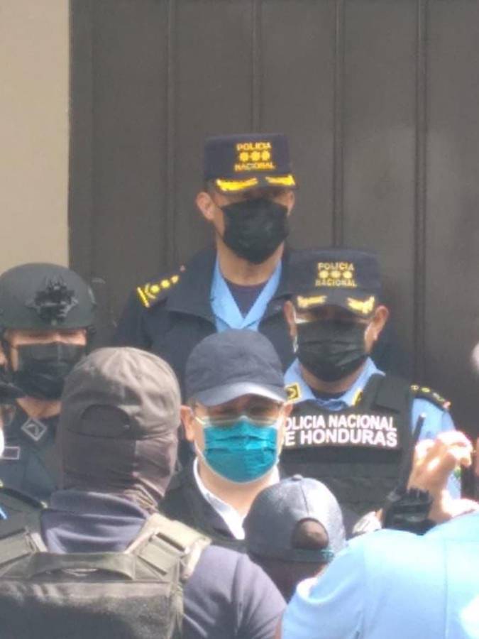 En camionetas de la DEA, “enchachado” de pies y manos y con chaleco antibalas: Las fotos del expresidente Juan Orlando Hernández tras ser capturado en Tegucigalpa