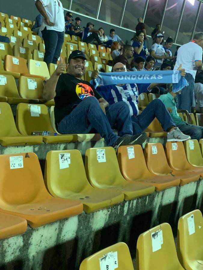 El legionario que se quedó en las graderías, la afición catracha llegó al estadio ¿y qué pasó con el uniforme de Honduras?