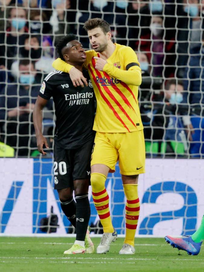 FOTOS: El abrazo de Xavi a Vinicius, Piqué defiende a Ter Stegen de un encontronazo y la famosa cantante en el Real Madrid-Barcelona