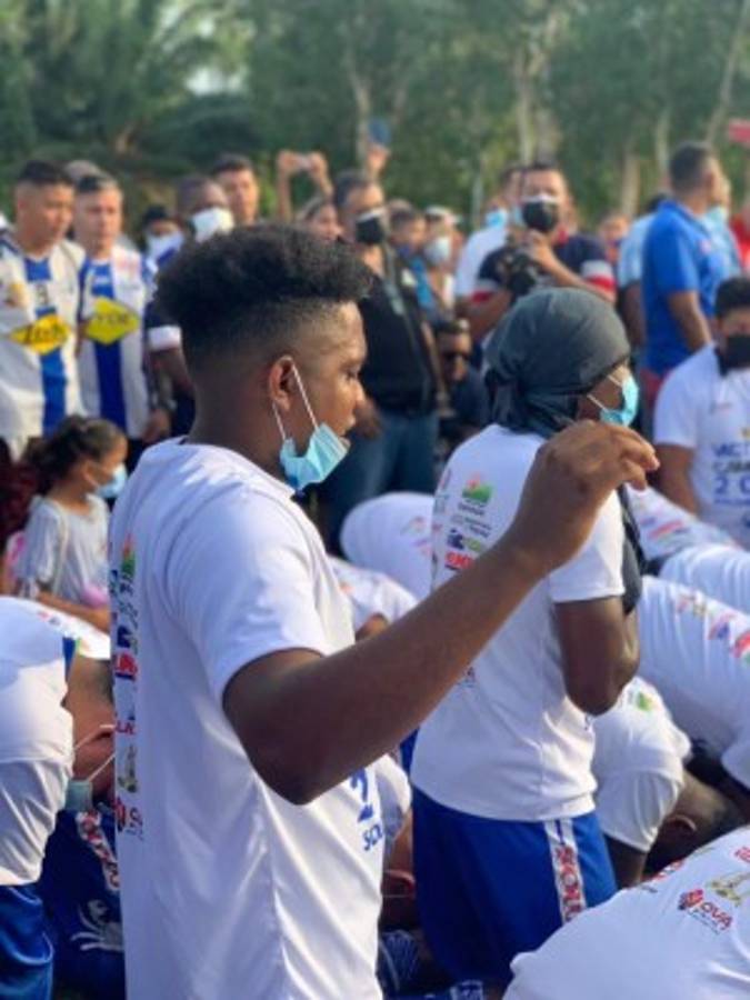 Las otras fotos que no has visto de la celebración del Victoria: 'Chato' Padilla sorprendido por su familia