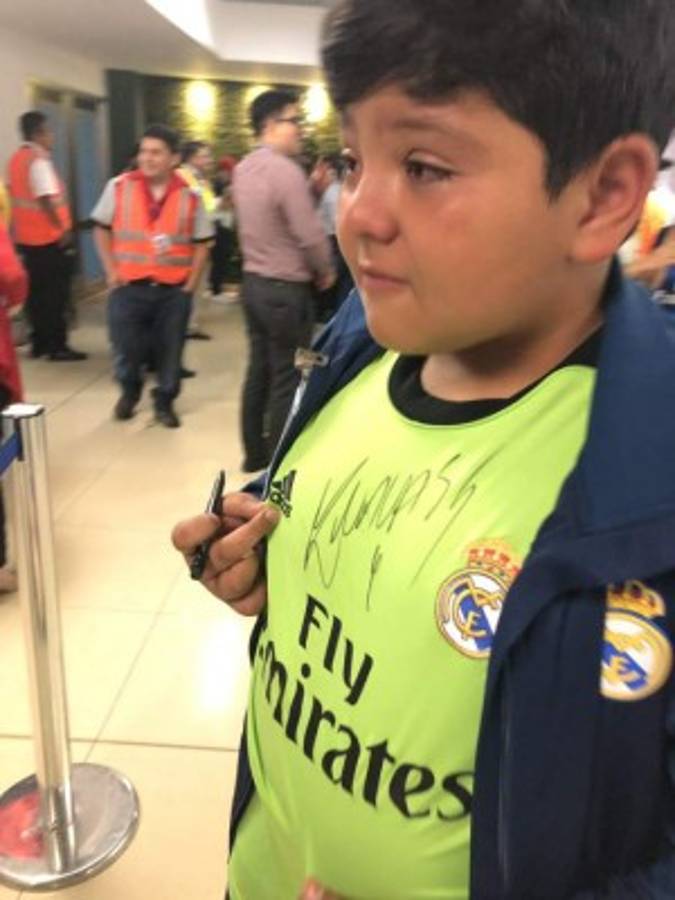 ¡Autógrafos, selfies y lágrimas! Keylor Navas desata locura a su llegada a Guatemala