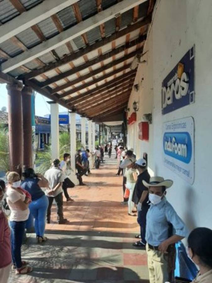 Salvadoreños comienzan a acatar la medidas de distanciamiento y Nayib Bukele lo presume