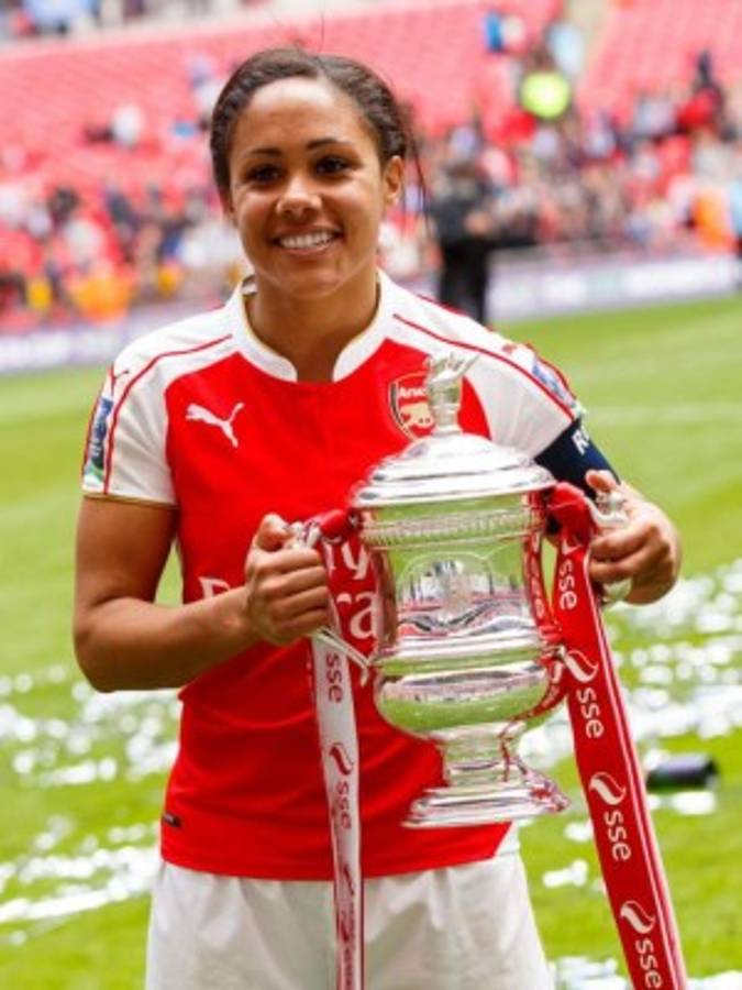 La guapa morena y exjugadora del Arsenal que se perdió en el alcohol tras anunciar su retiro