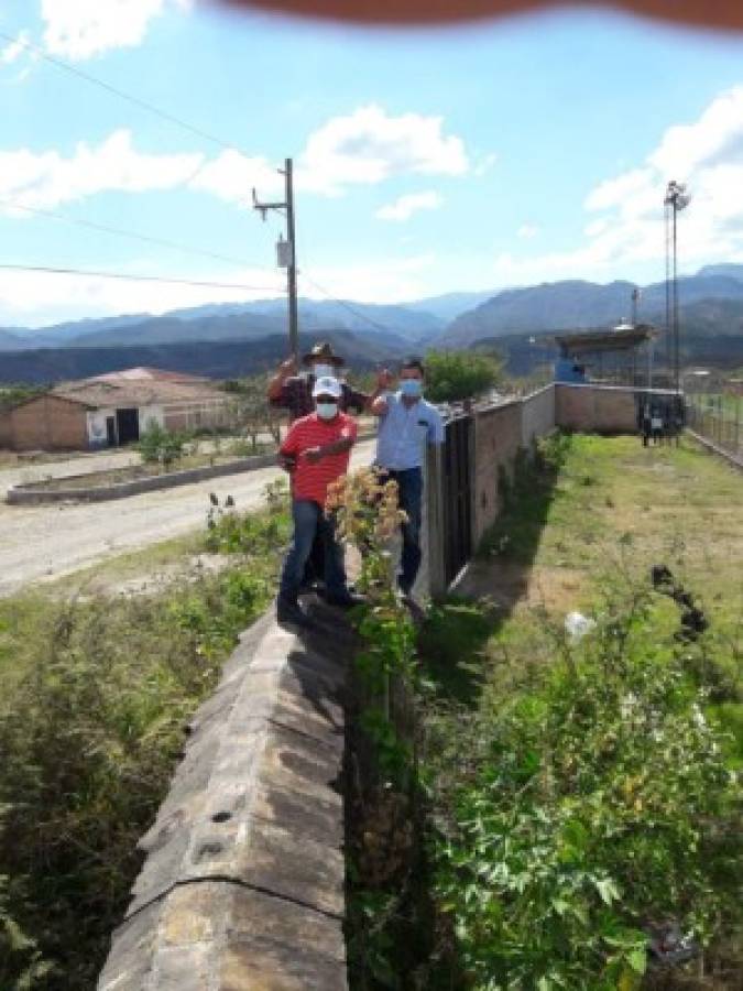 Fotos del Ascenso: Presidente del Savio subido en un muro, fila con examen covid y medidas de bioseguridad