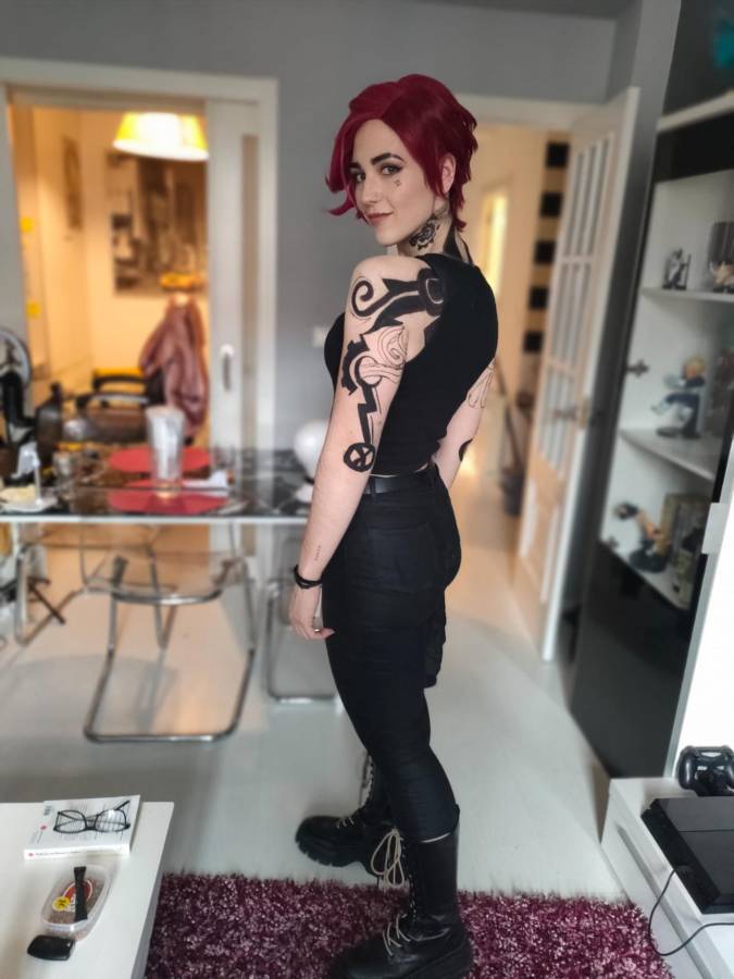 Conoce a la artista marcial y cosplayer española que cautiva con su talento y su gran condición física