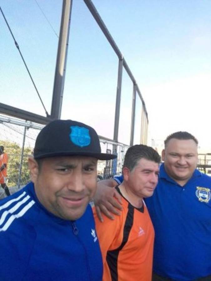 Aficionados hondureños y sus fotos con las leyendas de la Selección Nacional en Nueva Jersey