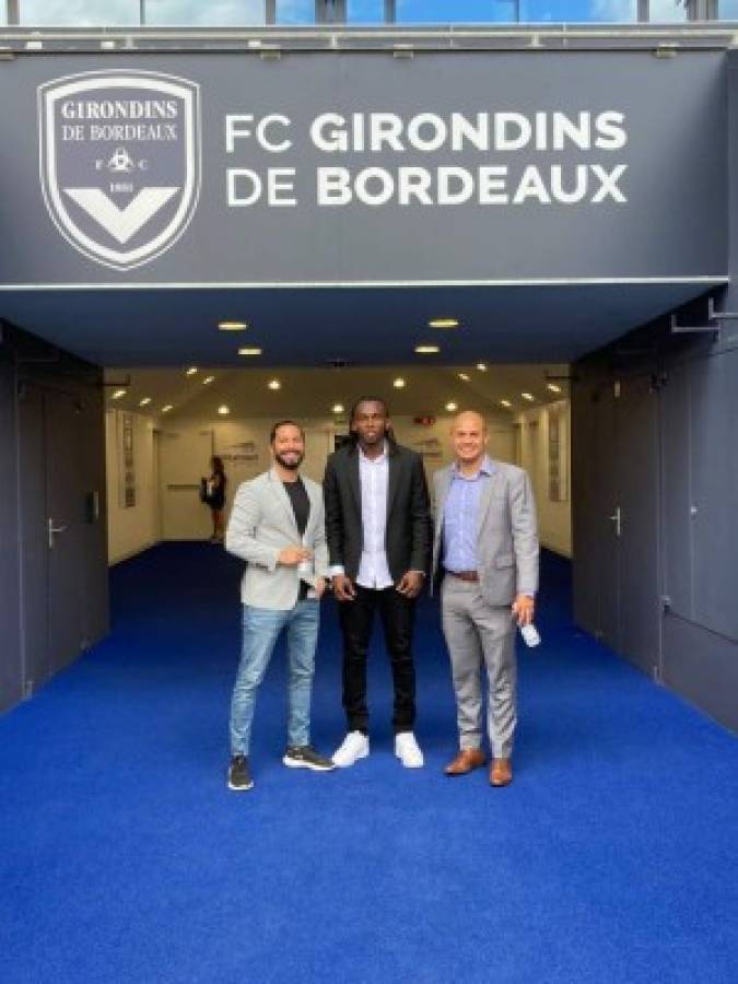 ¡Como artista de cine! La presentación de Alberth Elis y la firma de contrato en su primer día en el Girondins