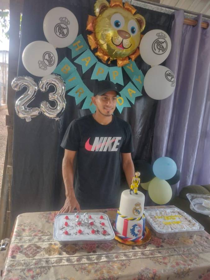¡De DIEZ! Entre piñatas y pastel celebró Edwin Rodríguez junto a la familia su cumpleaños anticipado y por el viaje a Grecia