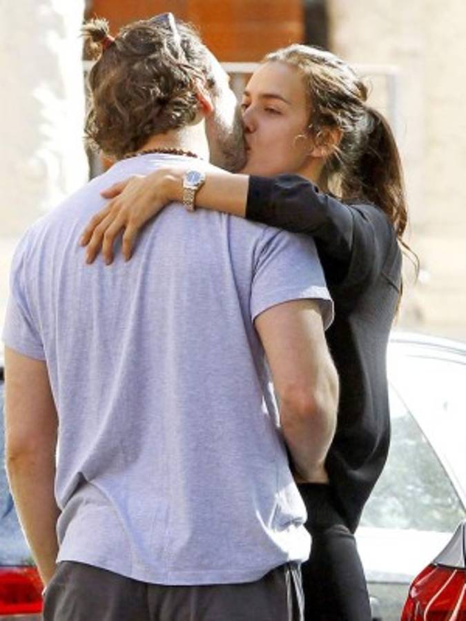 Entre rumores de embarazo, playas y besos, así es la vida de Irina Shayk lejos de Cristiano