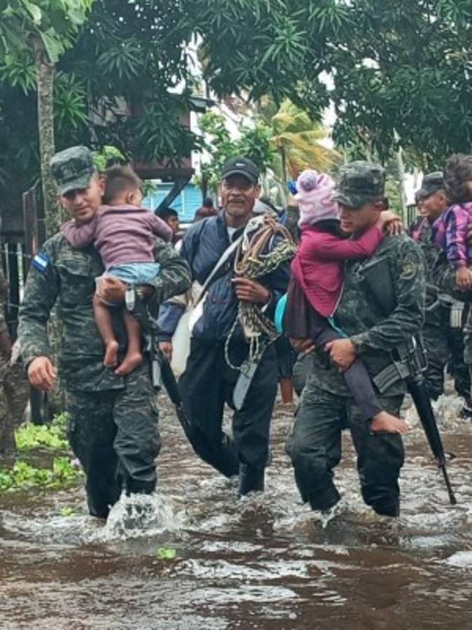 Comienza la lluvia sobre La Mosquitia y pobladores son evacuados por llegada del huracán Iota