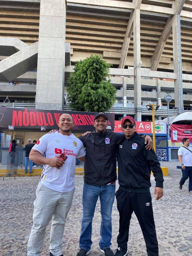 ¡Locura merengue! Afición del Olimpia comienza a “pintar” el estadio Jalisco y esposa de futbolista del Atlas sorprende con mensaje en pancarta