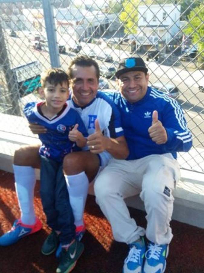 Aficionados hondureños y sus fotos con las leyendas de la Selección Nacional en Nueva Jersey
