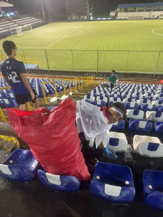 Japoneses le dan lección a la afición de Nicaragua por dejar el estadio como un chiquero tras goleada de Haití