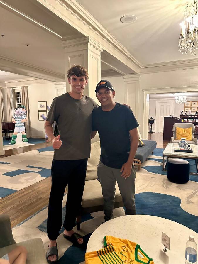 Amado Guevara sorprende a Luis Palma y Brendan Rodgers en la concentración del Celtic tras vencer al Manchester City