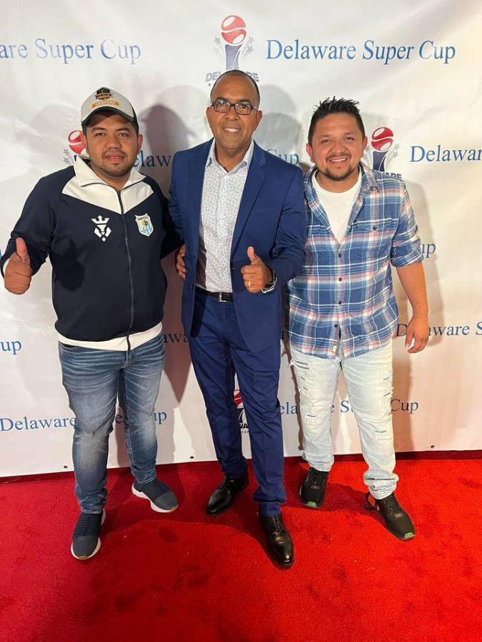 José y Carlos, los dueños de Cedritos FC junto al periodista hondureño Philep Clark.