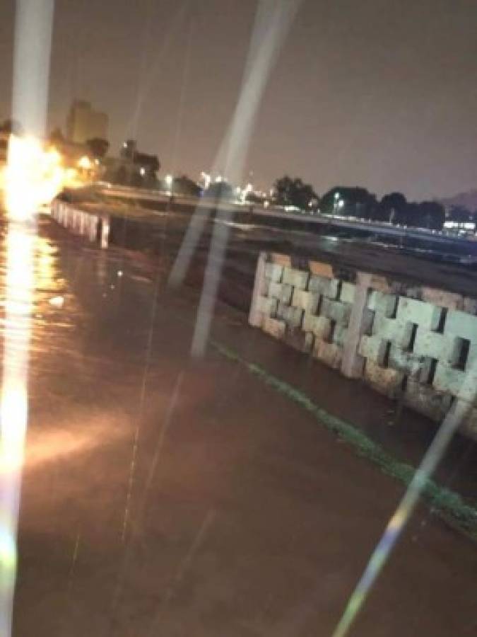 Impactantes fotos: El río Choluteca se desbordó anoche en Tegucigalpa tras el paso de Iota