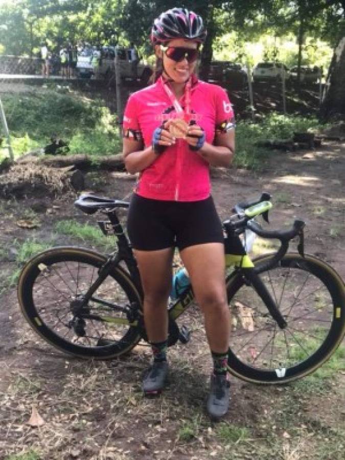 Alexandra Cruz, la hermosa ciclista hondureña que motivó a Tabaré Alonso a visitar San Pedro Sula