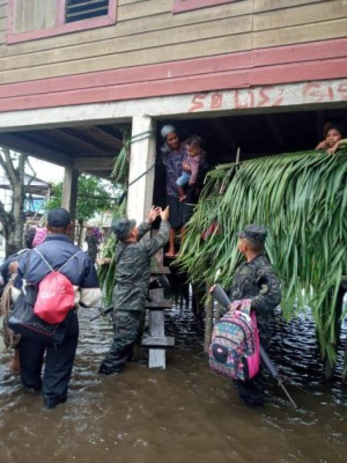 Comienza la lluvia sobre La Mosquitia y pobladores son evacuados por llegada del huracán Iota