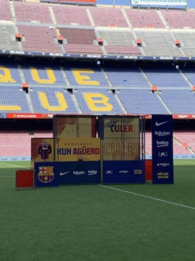 Las imágenes de la presentación del Kun Agüero en Barcelona: Gesto de Laporta y firma de contrato