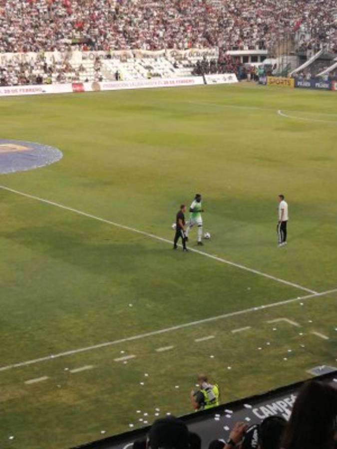 Locura total en Paraguay: Así fue el debut oficial de Adebayor con el Olimpia en un clásico