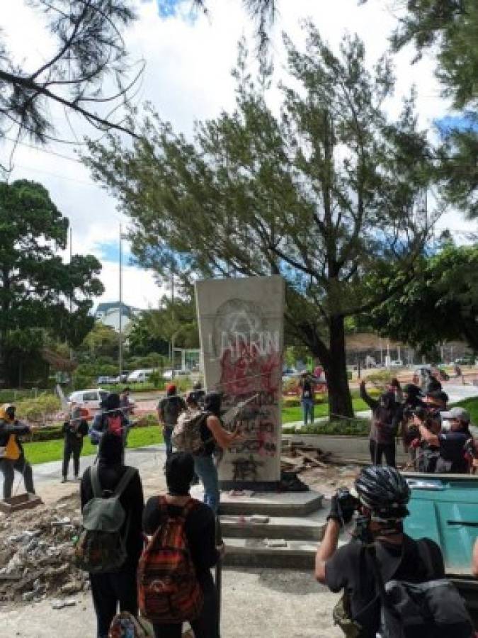 Guatemaltecos enardecidos incendian el Congreso Nacional exigiendo la renuncia del presidente Alejandro Giammattei