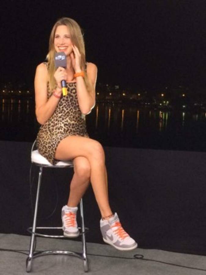 Así es Alina Moine, la periodista que se levantó el vestido en pleno programa