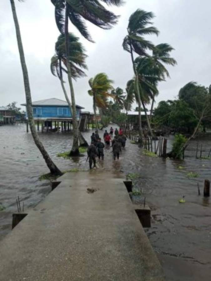 Comienza la lluvia sobre La Mosquitia y pobladores son evacuados por llegada del huracán Iota