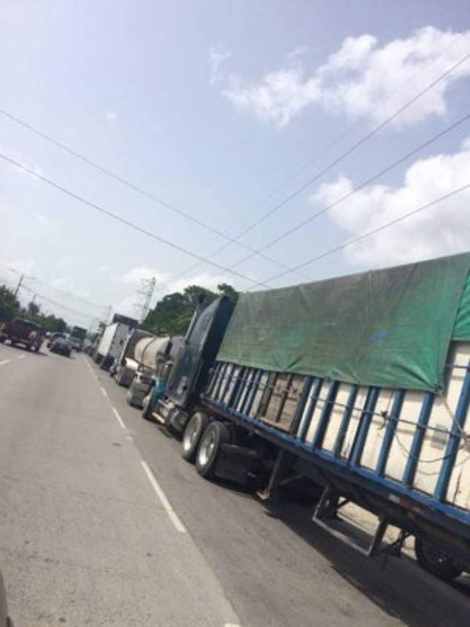 FOTOS: Carreteras bloqueadas por paro de transportistas de Honduras
