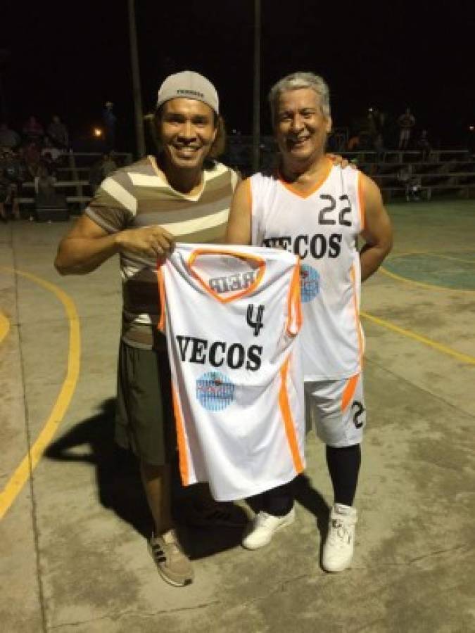 Llenazo en cancha para ver el debut de Rambo como jugador de baloncesto