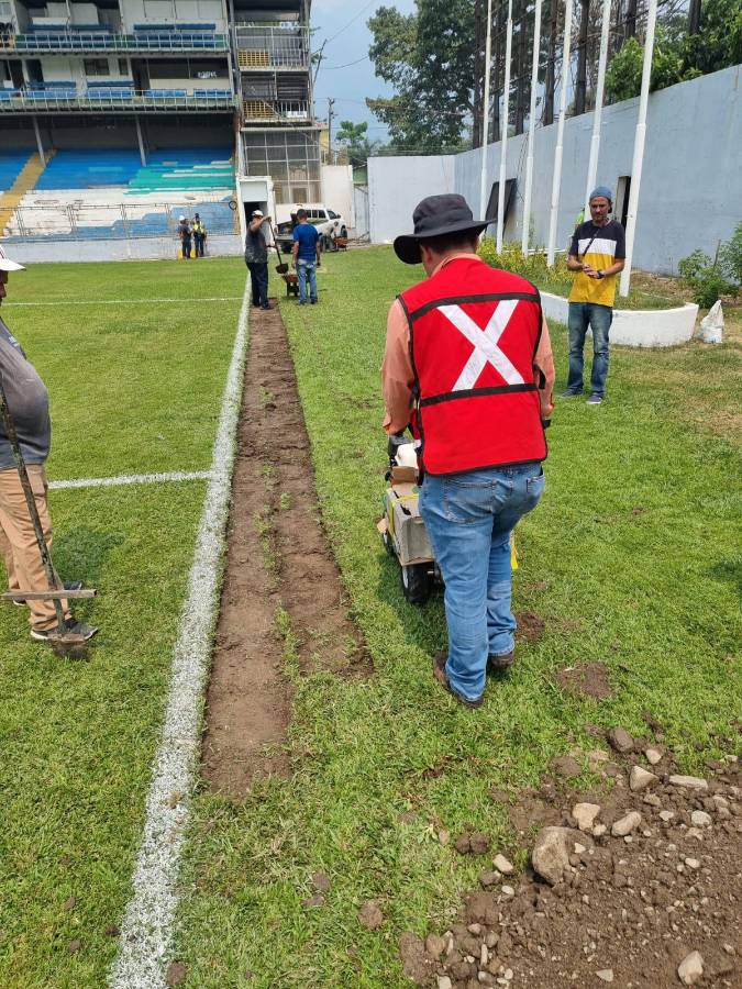 Adiós a la pesadilla: El Estadio Morazán se despide de la grama vieja para instalar engramillado de primer mundo